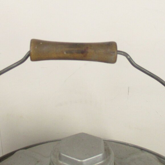 NUGOLD 2 Gallon Oil Can Canadian Tire Corporation Limited Gas Oil Tin - Picture 7 of 9